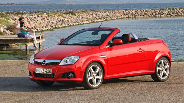 Третият в списъка е по-модерен от предишните, но има и по-малко бройки за продажба. Това е Opel Tigra TwinTop, малък двуместен кабриолет с прибиращ се твърд покрив, който е дълъг едва 3,92 метра , но има 440-литров багажник.

Пристига през 2005 г., така че почти всички продадени имат еко етикет. Може да бъде закупен с 1,4-литров, 16-клапанов бензинов двигател, който предлага 90 к.с. Последният е най-популярният вариант, поради което повечето продадени употребявани машини използват тази механика. Има го и с 1.8-литров бензинов двигател със 125 коня, както и 1.3 CDTi дизел със 70 к.с., който харчи много малко, но е забележително бавен (над 15 секунди от 0 до 100 км/ч).

При препоръчания бензиновия 1.4 мотор са нужни 12,4 секунди за същата цел. Но съотношението между производителност и разход е добро. Това е здрав двигател, лесен за поддръжка и евтин.
